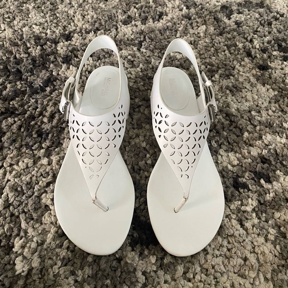 โ๐ฆ๐ข๐๐โ Michael Kors White Leather Heel Thong Sandals Excellent Size 8M - Picture 2 of 5